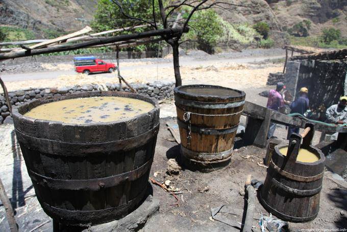 Schritte bei der Vorbereitung der grogue, Santo Antão, Lombo Pico Xoxo - Kap Verde