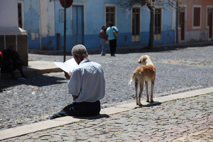 São Vicente, Pracinha Igreja, Spieler und Hund stürzte Tejo, Mindelo - Kap Verde