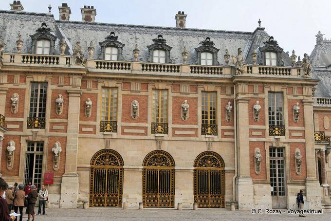 Fassadendetail des alten Schlosses in Versailles