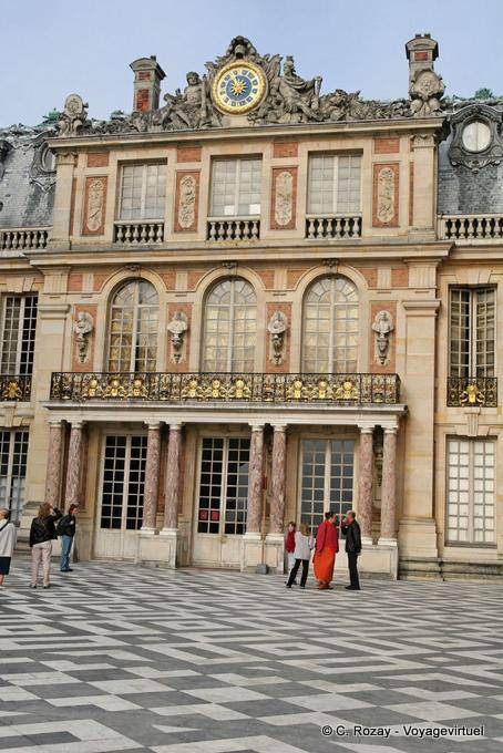 Clock und Apartments im Dachgeschoss, Versailles