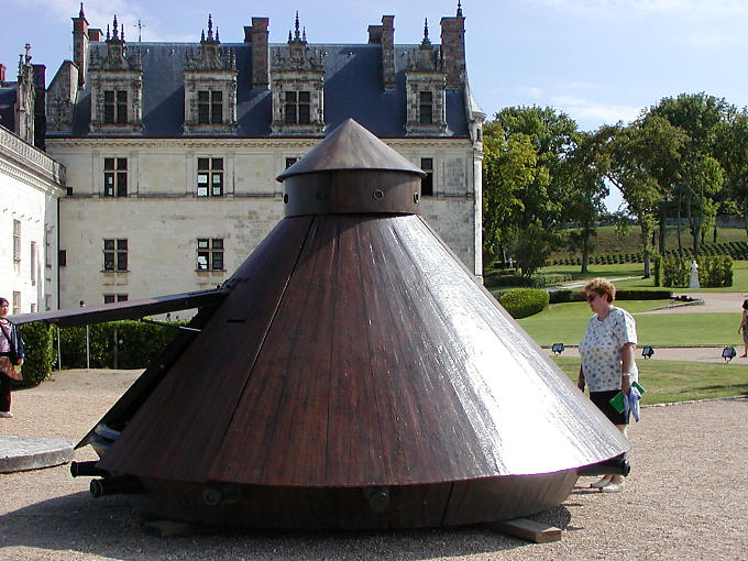 Tank förmige fliegende Untertasse, von Leonardo Da Vinci, Amboise Castle entworfen, Frankreich.