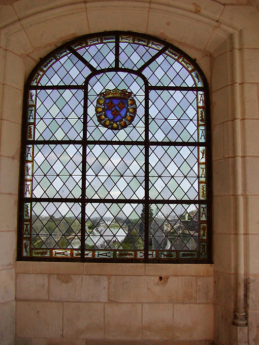 Glasmalerei aus einem Fenster auf der Loire, Schloss Amboise, Frankreich.