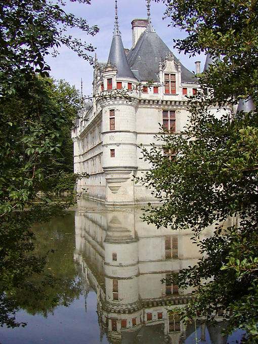 Reflexionen auf den Garten, Schloss Azay-le-Rideau, Frankreich.