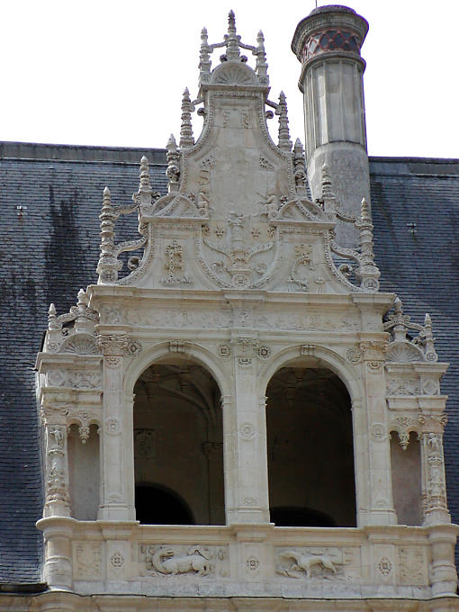 Säulen, Pfeiler, Gebälk, Muscheln und Medaillons, Azay-le-Rideau, Frankreich.