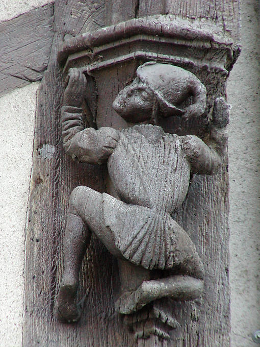 Detail einer Holzskulptur auf dem Haus Akrobaten, Blois, Frankreich.