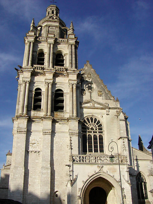 Frontansicht der St. Louis Cathedral in Blois, Frankreich.