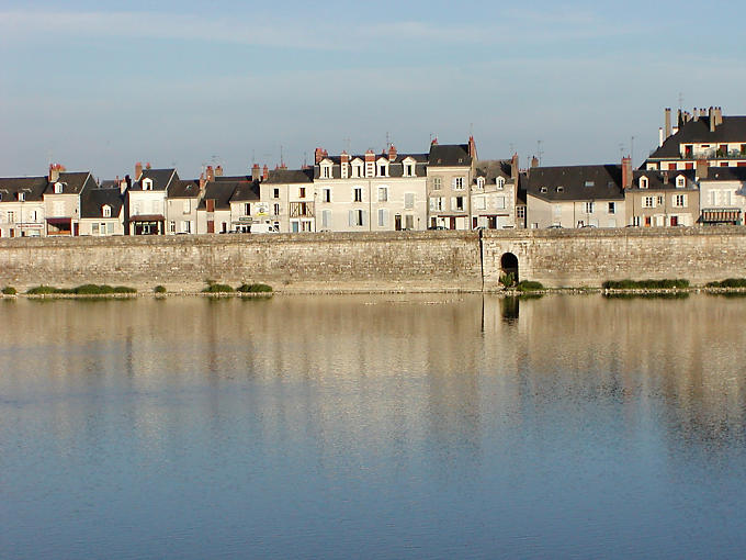 Fassaden auf dem rechten Ufer der Loire, Blois, Frankreich.