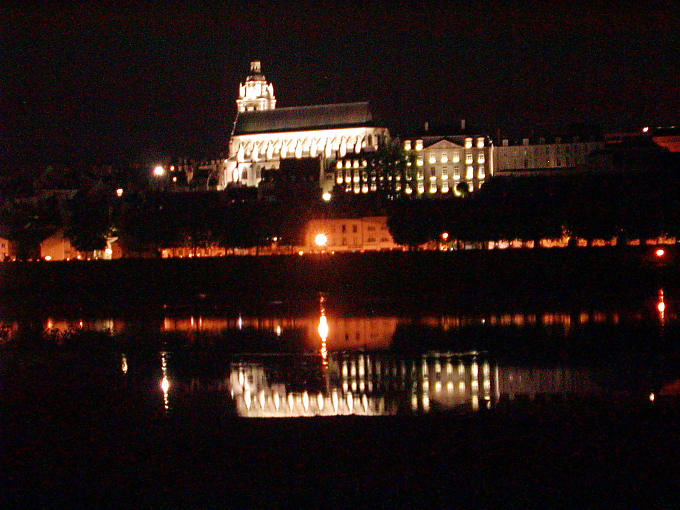 Blois bei Nacht, Frankreich.