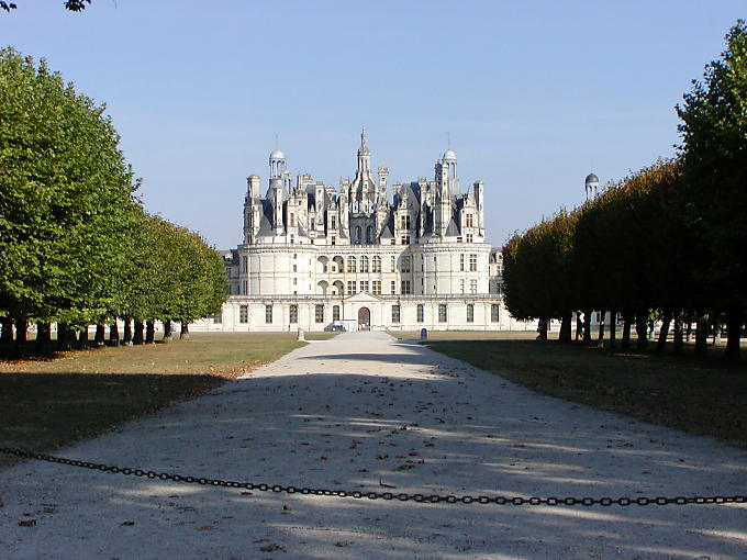 Blick von einer Gasse im Park, Schloss Chambord, Frankreich.