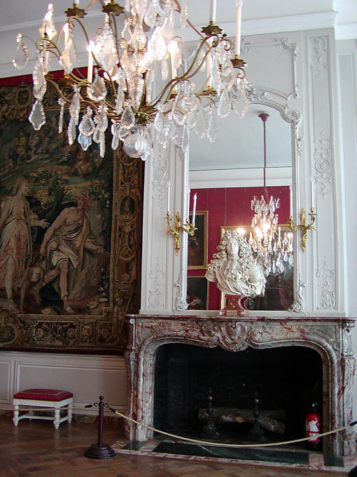 Lustre und Büste, Schloss Chambord, Frankreich.
