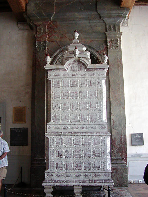 Monumentale Ofen in der Wachstube, Chambord, Frankreich.