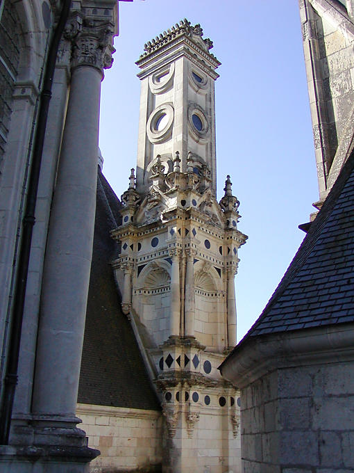 Dekorationen und Schieferkamin herum, Schloss Chambord, Frankreich.
