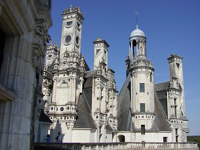 Geschütztürme, Schornsteine und Dachgauben, Chambord, Frankreich.