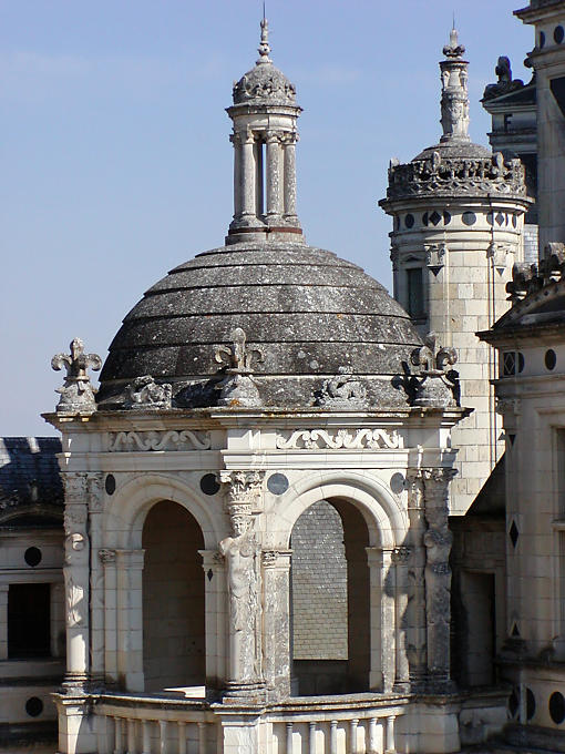 Revolver mit Karyatiden, Chambord, Frankreich.