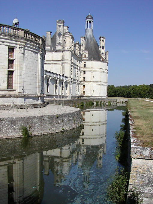 Reflexion in den Graben, Chambord, Frankreich.