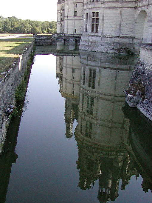 Tours reflektiert im Burggraben, Chambord, Frankreich.