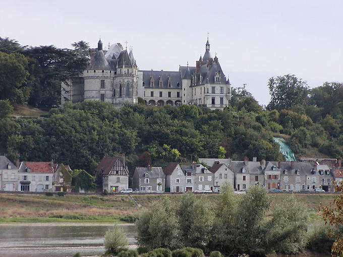 Village und Château de Chaumont, Frankreich.