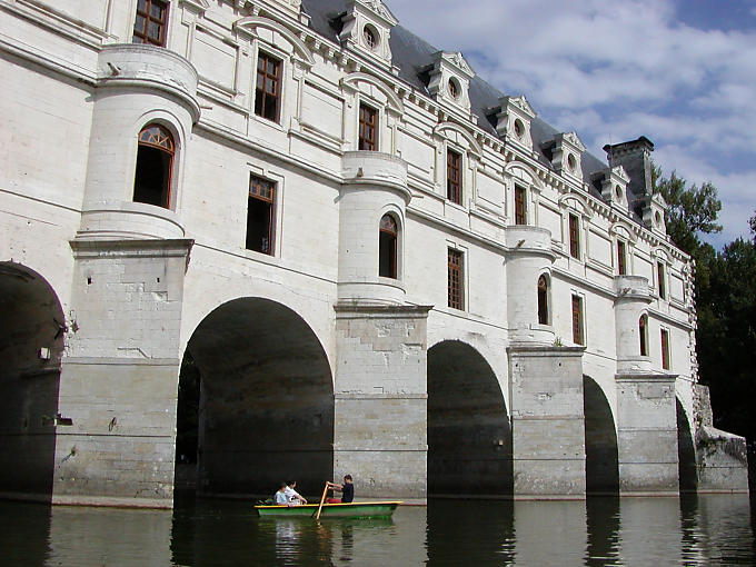 Diane Boot unter den Bögen, Chenonceau, Frankreich.