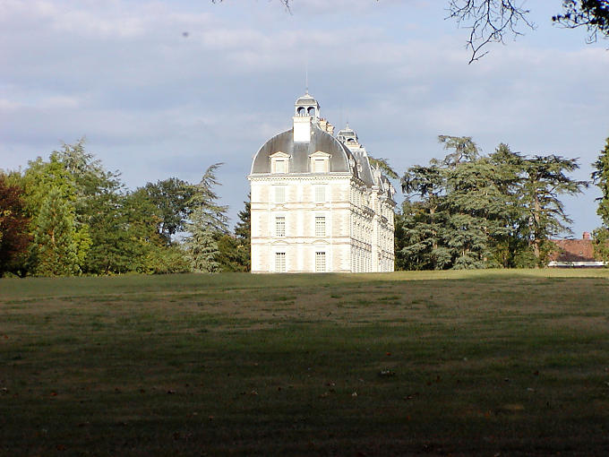 Das Château de Cheverny Seitenansicht vom Park, Frankreich.