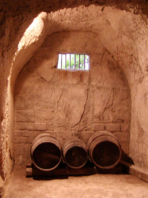 Fässer im Keller gegraben in den Tuffstein, Schloss von Ussé, Frankreich.