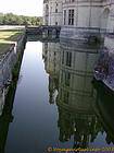 Tours reflektiert im Burggraben, Chambord, Frankreich.