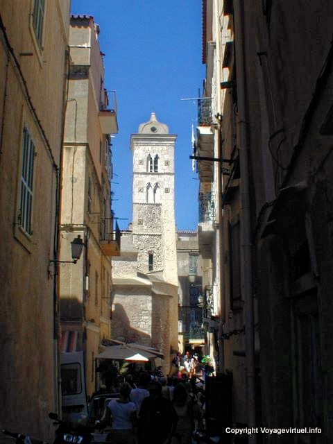 Straße mit Blick auf den Turm, Bonifacio, Korsika