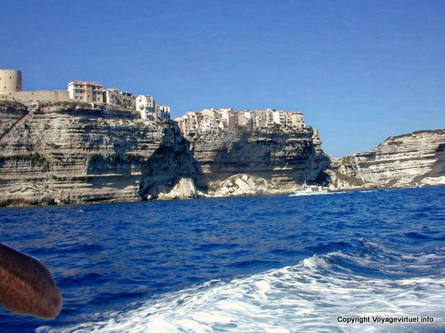 Bonifacio, am Fuße der Klippen, Korsika