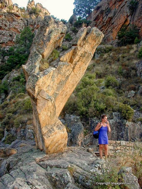 Am Fuße des bizarren Fels Creeks von Piana, Korsika