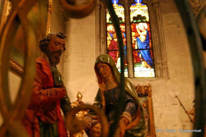 Statuen und Glasfenster in der Kapelle der Auferstehung, Metropolis Notre Dame des Doms, Avignon, Provence, Frankreich
