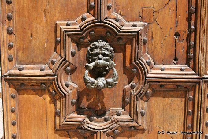 Frejus, close-up auf Tür der Kathedrale, Provence, Frankreich