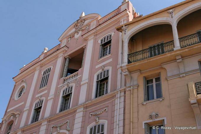Fréjus, rosa Gebäude rue Jean Jaurès, Provence, Frankreich