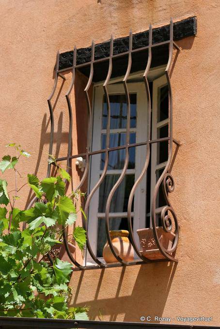 La Garde-Freinet, geschützt und Fenster, Provence, Frankreich