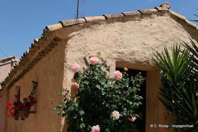 La Garde-Freinet, erhob sich vor dem Haus, Provence, Frankreich