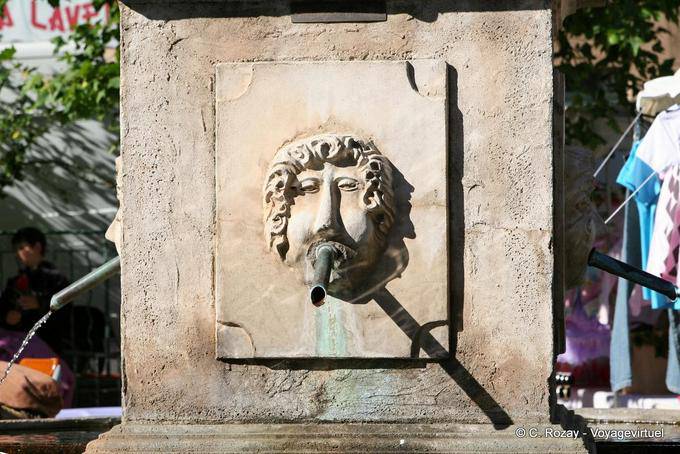La Garde-Freinet, lustige Kopfbrunnen, Provence, Frankreich
