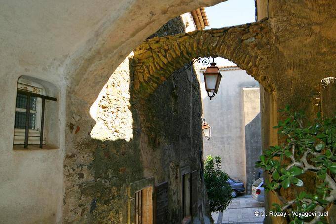 Gassin, Trockenmauern in einer Gasse, Provence, Frankreich