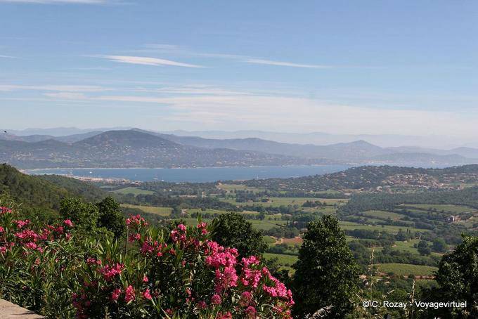 Panorama auf den Golf von Saint-Tropez von Gassin, Provence, Frankreich
