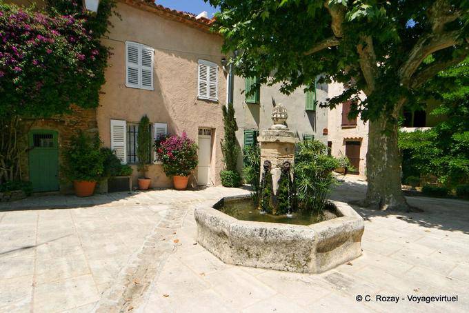 Grimaud, mit achteckigen Brunnen Quadrat, Provence, Frankreich