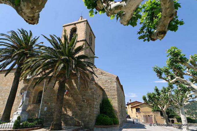 Grimaud, Palmen auf dem Platz der Kirche, Provence, Frankreich