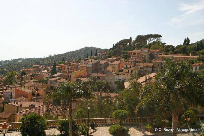 Panoramablick von Bormes les Mimosas, Provence, Frankreich