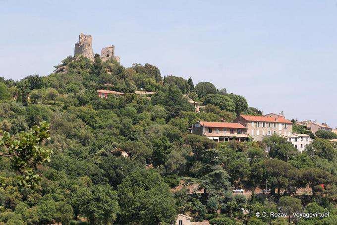 Grimaud, Schloss Blick von unten auf das Dorf, Provence, Frankreich