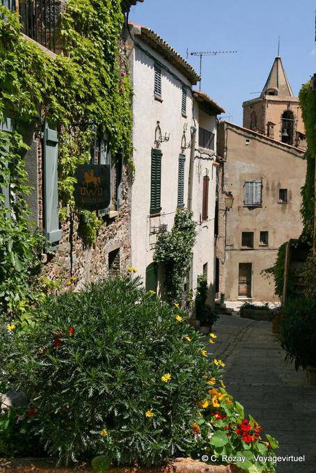 Grimaud, typische Blume Straße, Provence, Frankreich