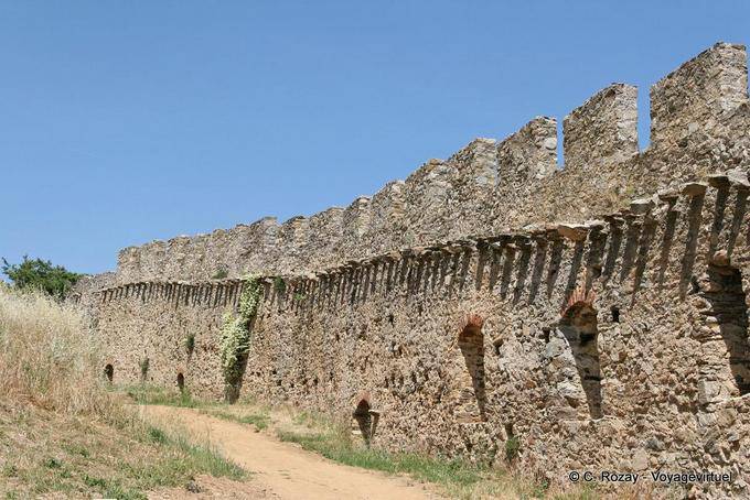 Grimaud, Burgmauern, Provence, Frankreich