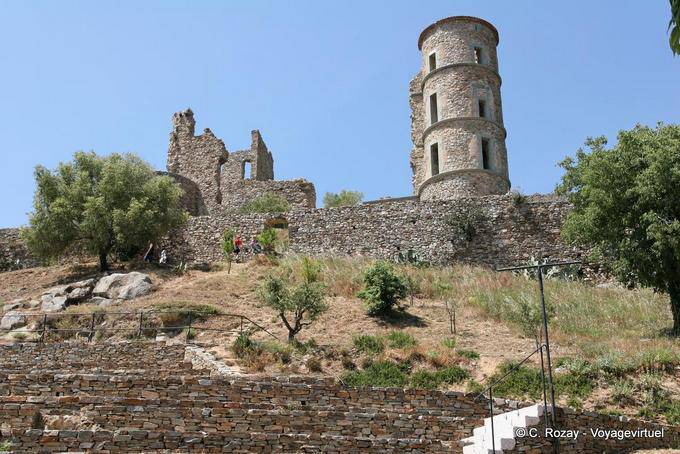 Grimaud, Freilufttheater und die Burg des Grafen Senard, Provence, Frankreich