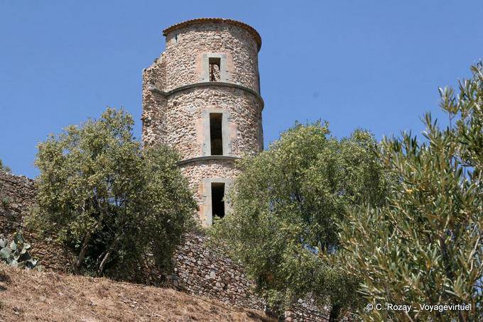 Grimaud Schlossturm auf dem Felsen ruht, Provence, Frankreich