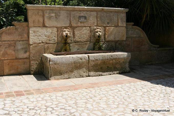Grimaud, Löwenbrunnen, Provence, Frankreich