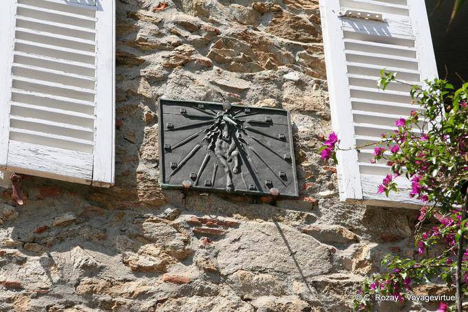 Grimaud, Pferde-Sonnenuhr an der Fassade des Hauses, Provence, Frankreich