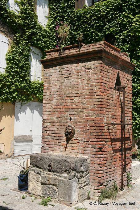 Grimaud, roten Backsteinbrunnen, Provence, Frankreich