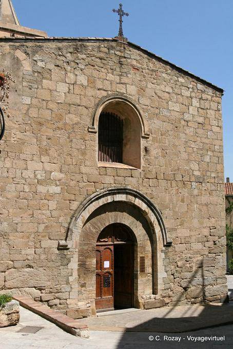 Grimaud mit Blick auf den Eingang zum St. Michael-Kirche, Provence, Frankreich
