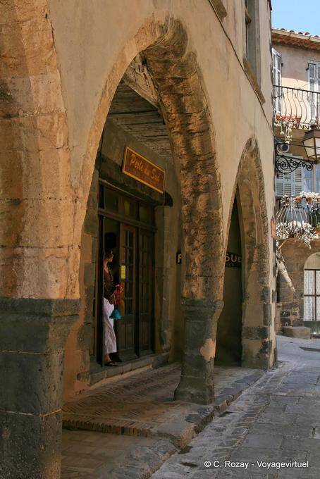 Grimaud, Straße Arkaden Templar, Provence, Frankreich