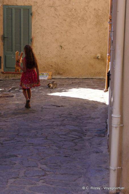 Ramatuelle, das kleine Mädchen mit Stäbchen, Provence, Frankreich